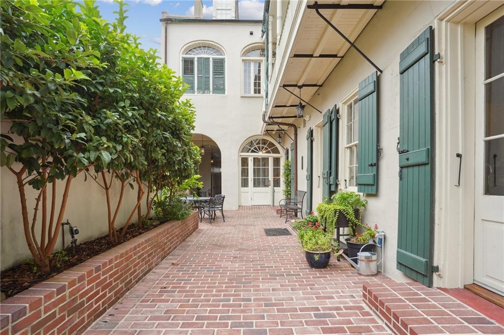 1225 BOURBON Street F
