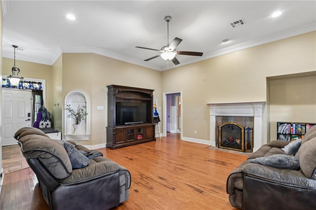118 ROSELAND Drive