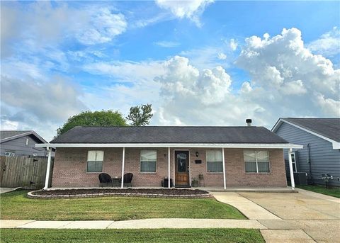 Photo of 5 CEDAR Lane, Gretna, LA 70053 (MLS # 2554498)