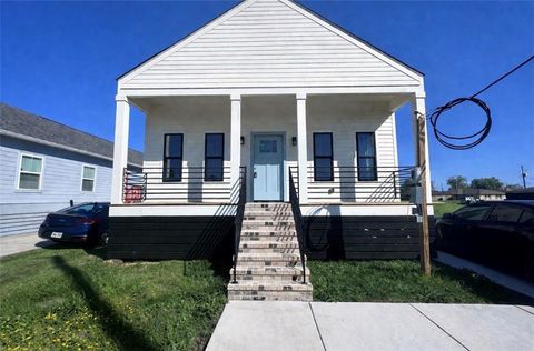 8439 CURRAN Road New Orleans LA 70127