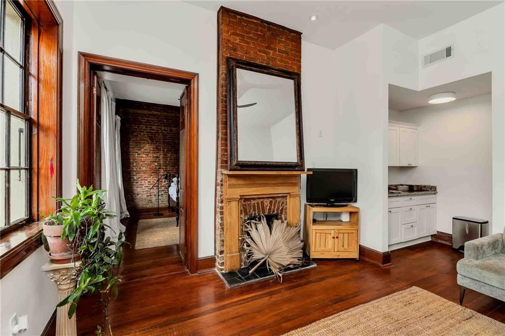 734 DAUPHINE Street 1