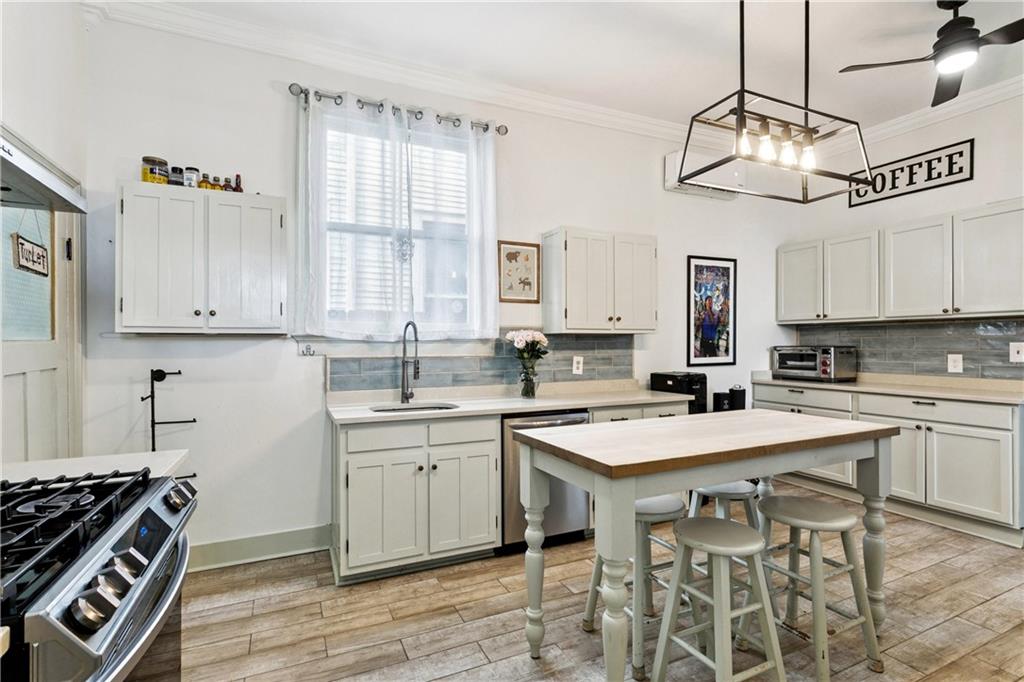 New Orleans, Louisiana 70115, United States, 4 Bedrooms Bedrooms, ,2 BathroomsBathrooms,Residential,Pending,194726