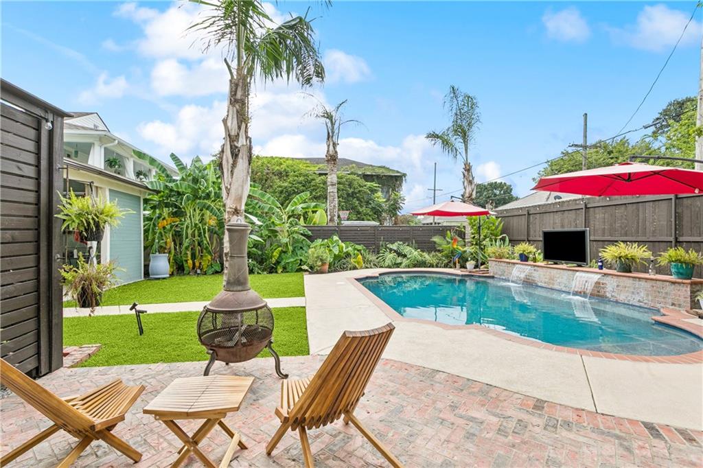 New Orleans, Louisiana 70115, United States, 4 Bedrooms Bedrooms, ,2 BathroomsBathrooms,Residential,Pending,194726