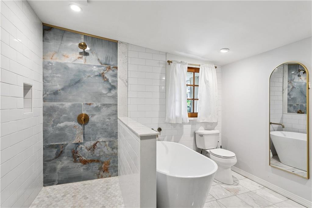 New Orleans, Louisiana 70115, United States, 4 Bedrooms Bedrooms, ,2 BathroomsBathrooms,Residential,Pending,194726