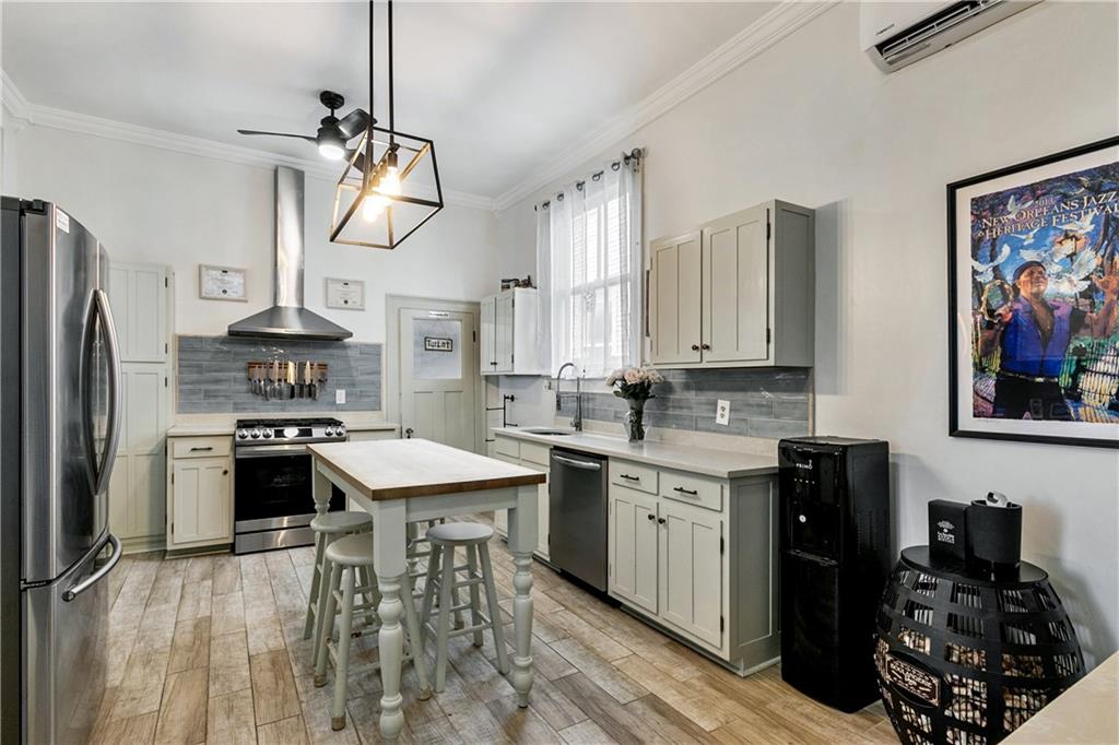 New Orleans, Louisiana 70115, United States, 4 Bedrooms Bedrooms, ,2 BathroomsBathrooms,Residential,Pending,194726