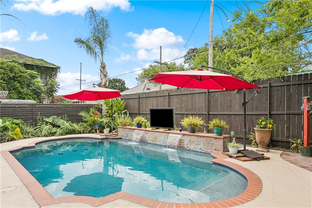 New Orleans, Louisiana 70115, United States, 4 Bedrooms Bedrooms, ,2 BathroomsBathrooms,Residential,Pending,194726