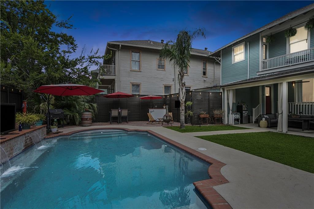 New Orleans, Louisiana 70115, United States, 4 Bedrooms Bedrooms, ,2 BathroomsBathrooms,Residential,Pending,194726