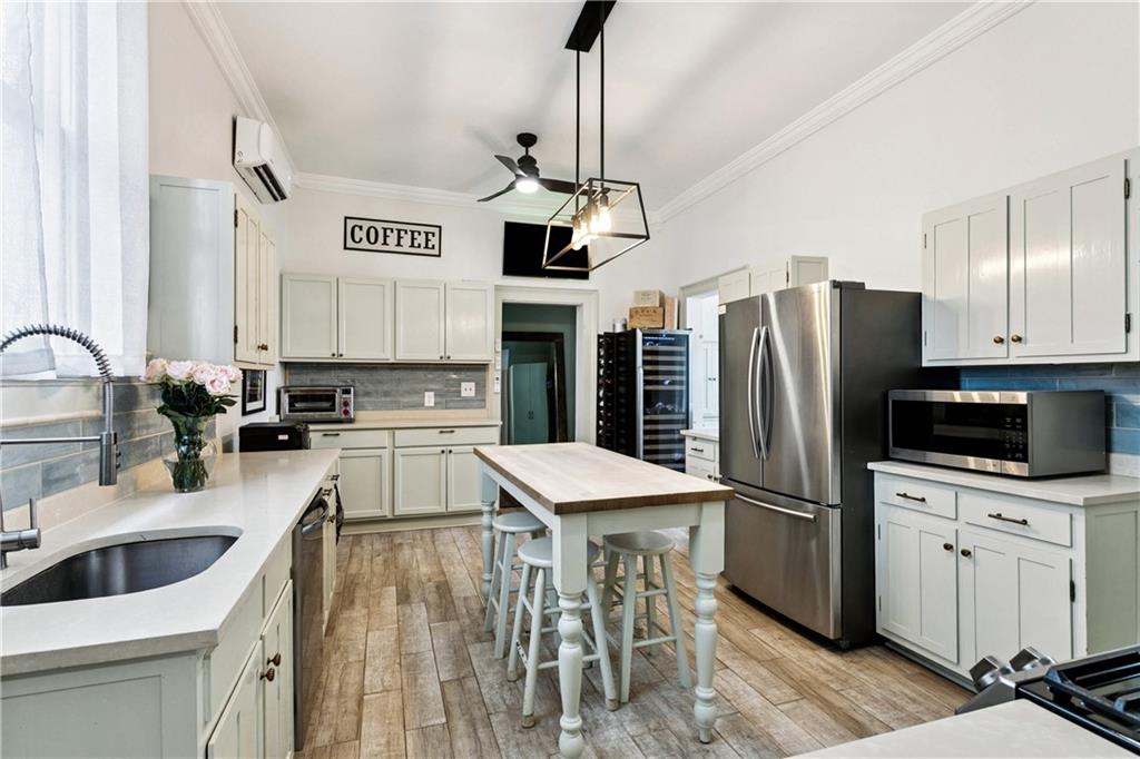 New Orleans, Louisiana 70115, United States, 4 Bedrooms Bedrooms, ,2 BathroomsBathrooms,Residential,Pending,194726