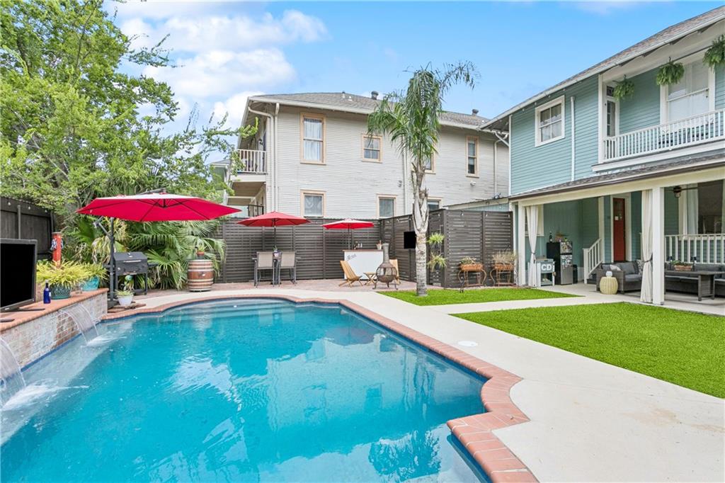 New Orleans, Louisiana 70115, United States, 4 Bedrooms Bedrooms, ,2 BathroomsBathrooms,Residential,Pending,194726