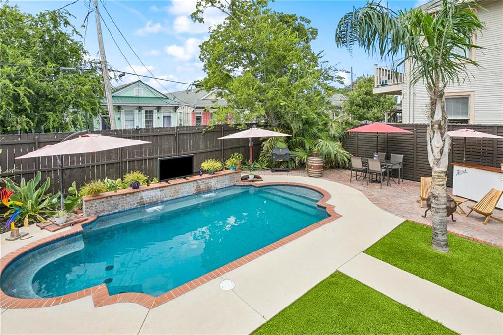 New Orleans, Louisiana 70115, United States, 4 Bedrooms Bedrooms, ,2 BathroomsBathrooms,Residential,Pending,194726