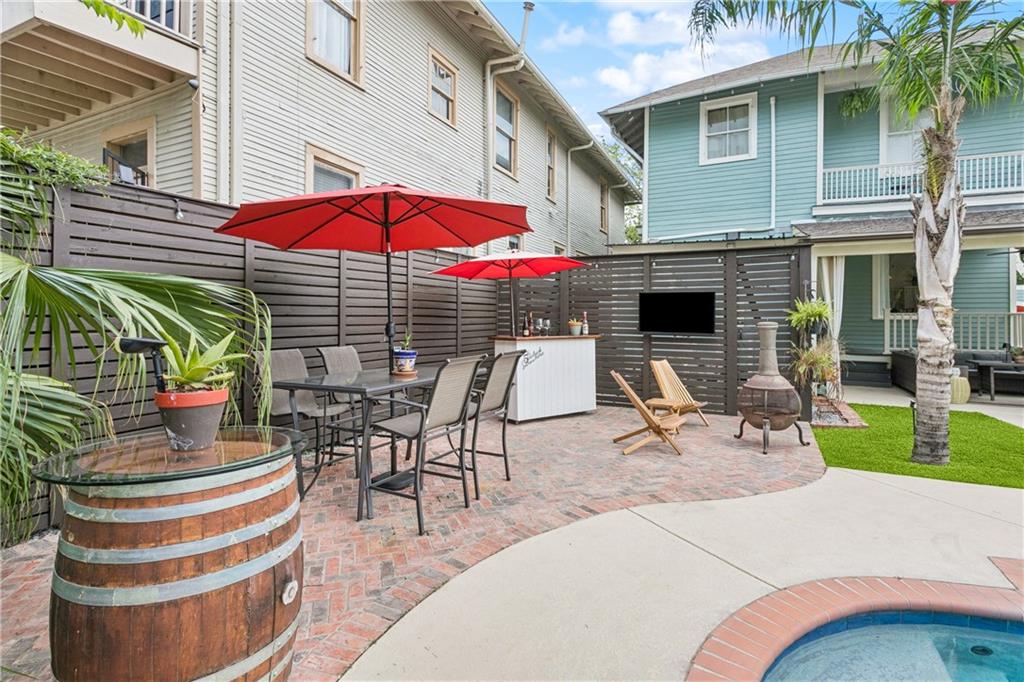 New Orleans, Louisiana 70115, United States, 4 Bedrooms Bedrooms, ,2 BathroomsBathrooms,Residential,Pending,194726