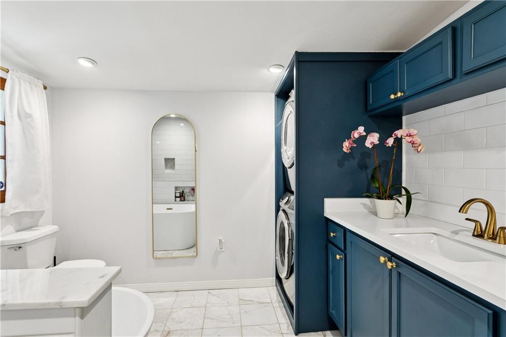 New Orleans, Louisiana 70115, United States, 4 Bedrooms Bedrooms, ,2 BathroomsBathrooms,Residential,Pending,194726