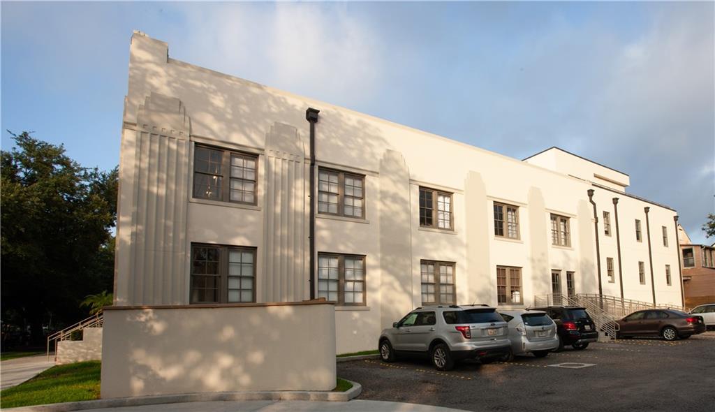 131 S NORMAN C FRANCIS Parkway