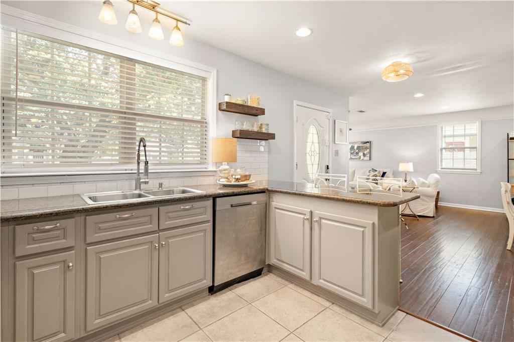 Jefferson, Louisiana 70121, United States, 2 Bedrooms Bedrooms, ,2 BathroomsBathrooms,Residential,Pending,70418