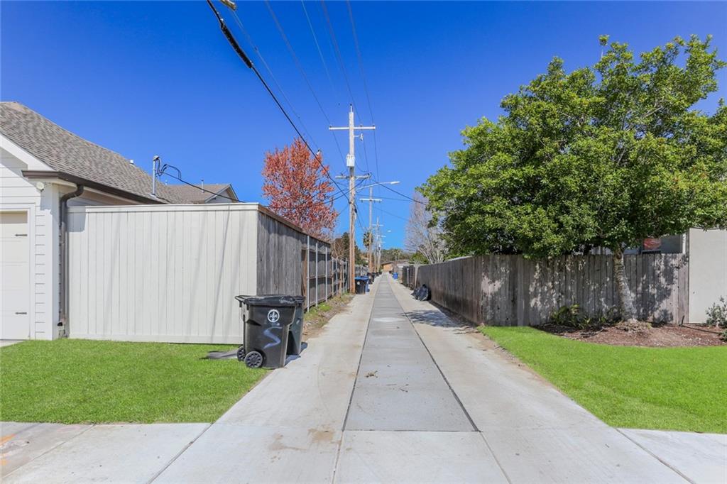 New Orleans, Louisiana 70124, United States, 5 Bedrooms Bedrooms, ,4 BathroomsBathrooms,Residential,Pending,71130