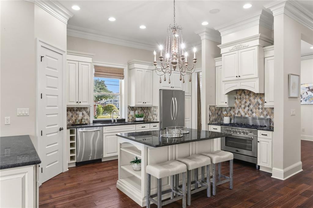 New Orleans, Louisiana 70124, United States, 5 Bedrooms Bedrooms, ,4 BathroomsBathrooms,Residential,Pending,71130