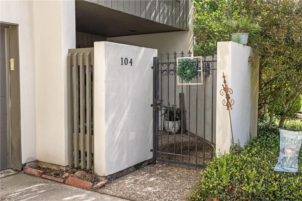 104 TCHEFUNCTE OAKS Drive 104