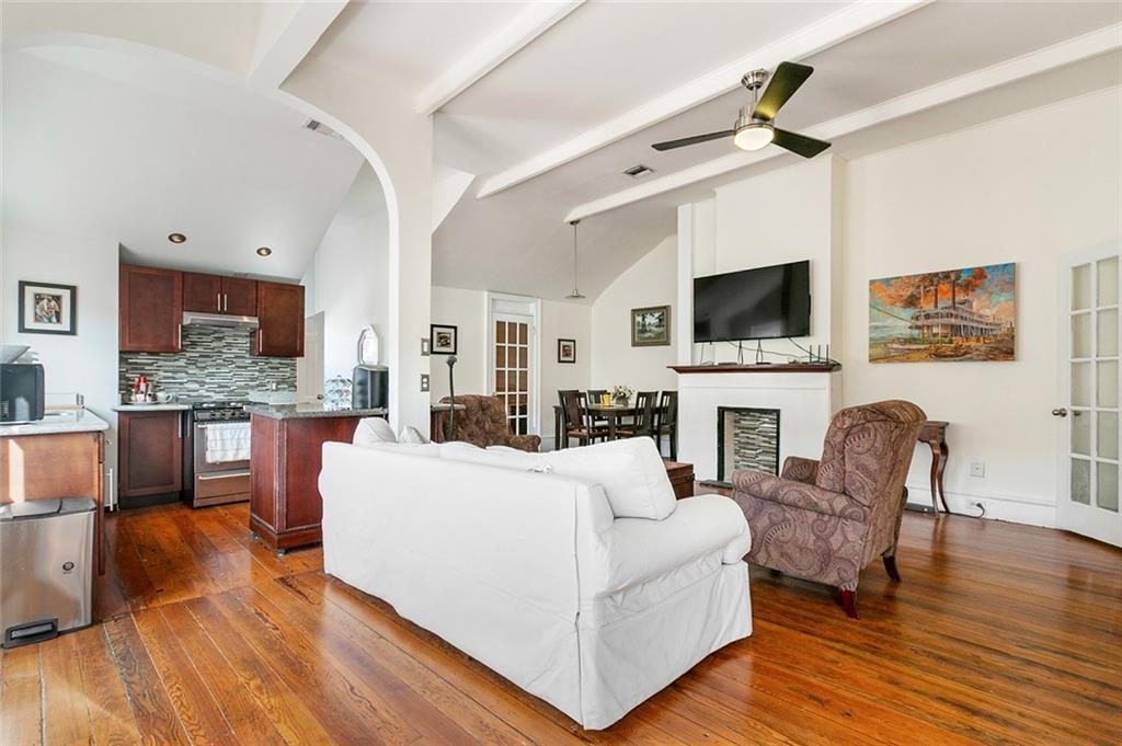 926 BOURBON Street 4