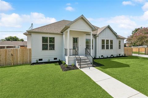 2204 CONGRESSMAN HEBERT Drive Chalmette LA 70043