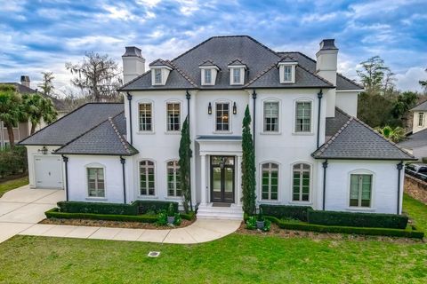 208 FOREST OAKS Drive New Orleans LA 70131