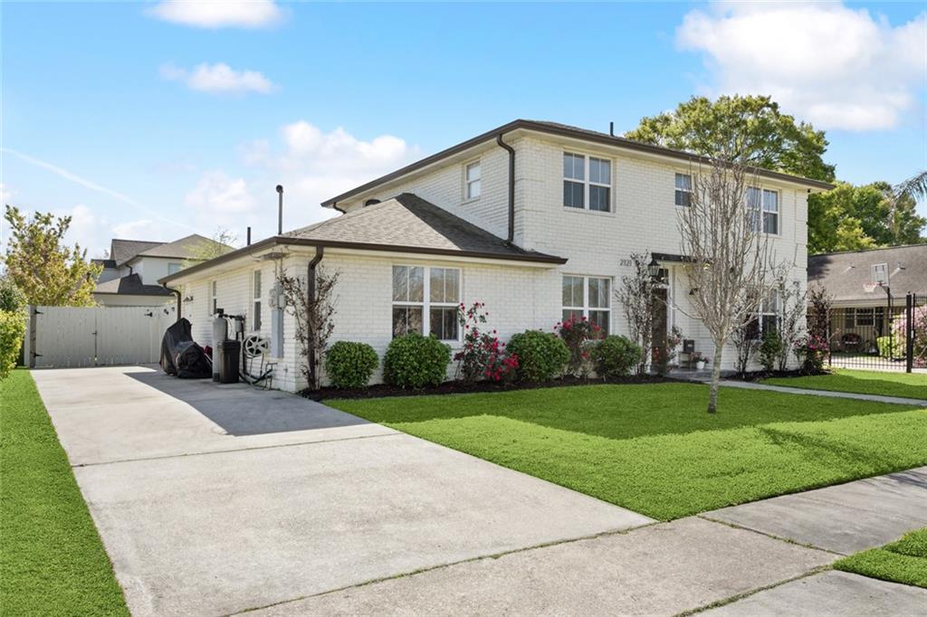 2121 METAIRIE Court