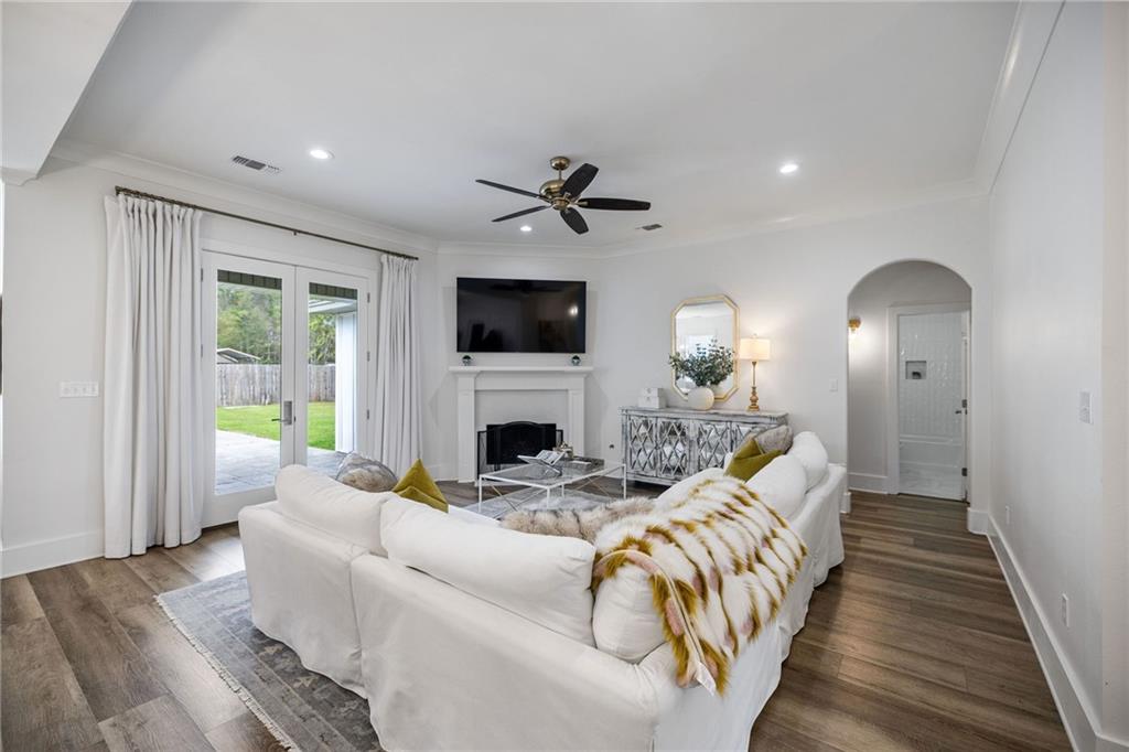 Mandeville, Louisiana 70471, United States, 3 Bedrooms Bedrooms, ,2 BathroomsBathrooms,Residential,Pending,62813