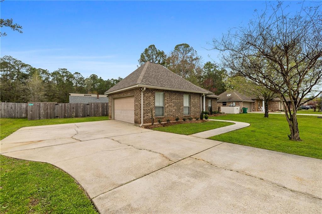 Mandeville, Louisiana 70471, United States, 3 Bedrooms Bedrooms, ,2 BathroomsBathrooms,Residential,Pending,62813