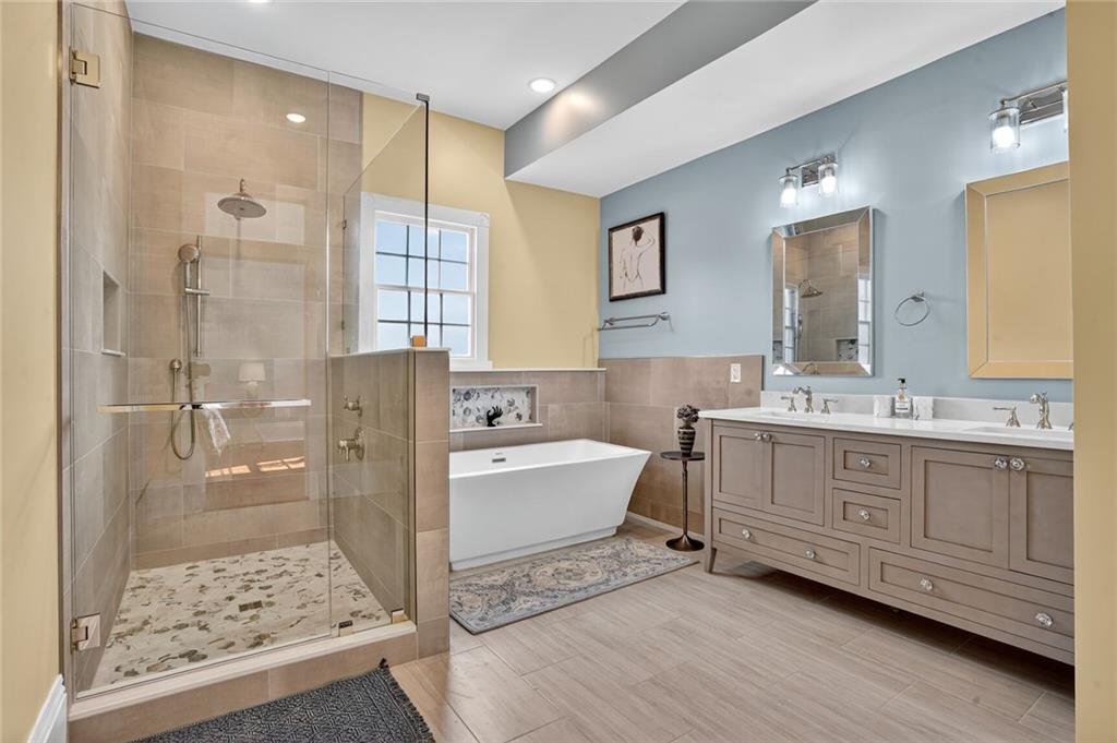 New Orleans, Louisiana 70115, United States, 3 Bedrooms Bedrooms, ,3 BathroomsBathrooms,Residential,Active,201630