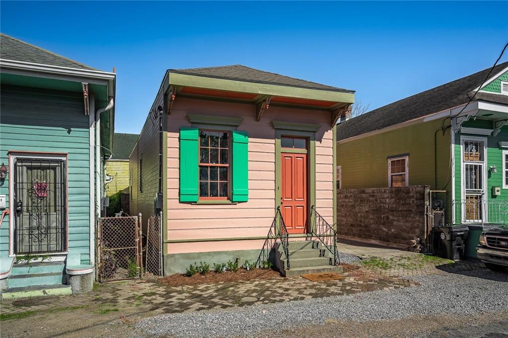 1127 MUSIC Street