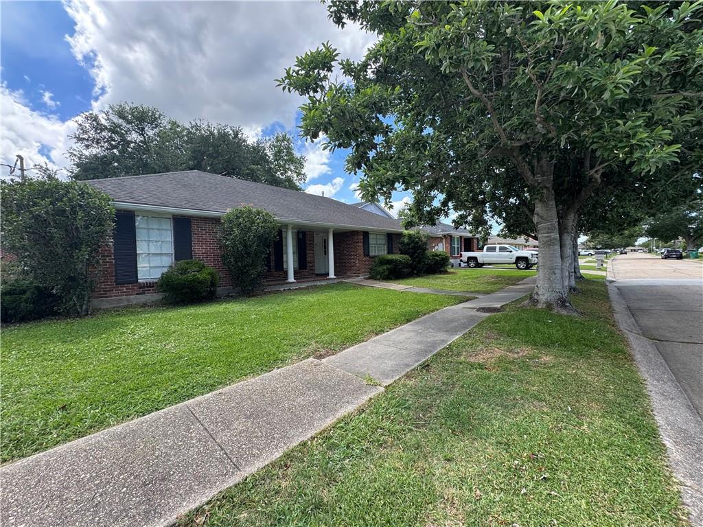1612 APPLE Street