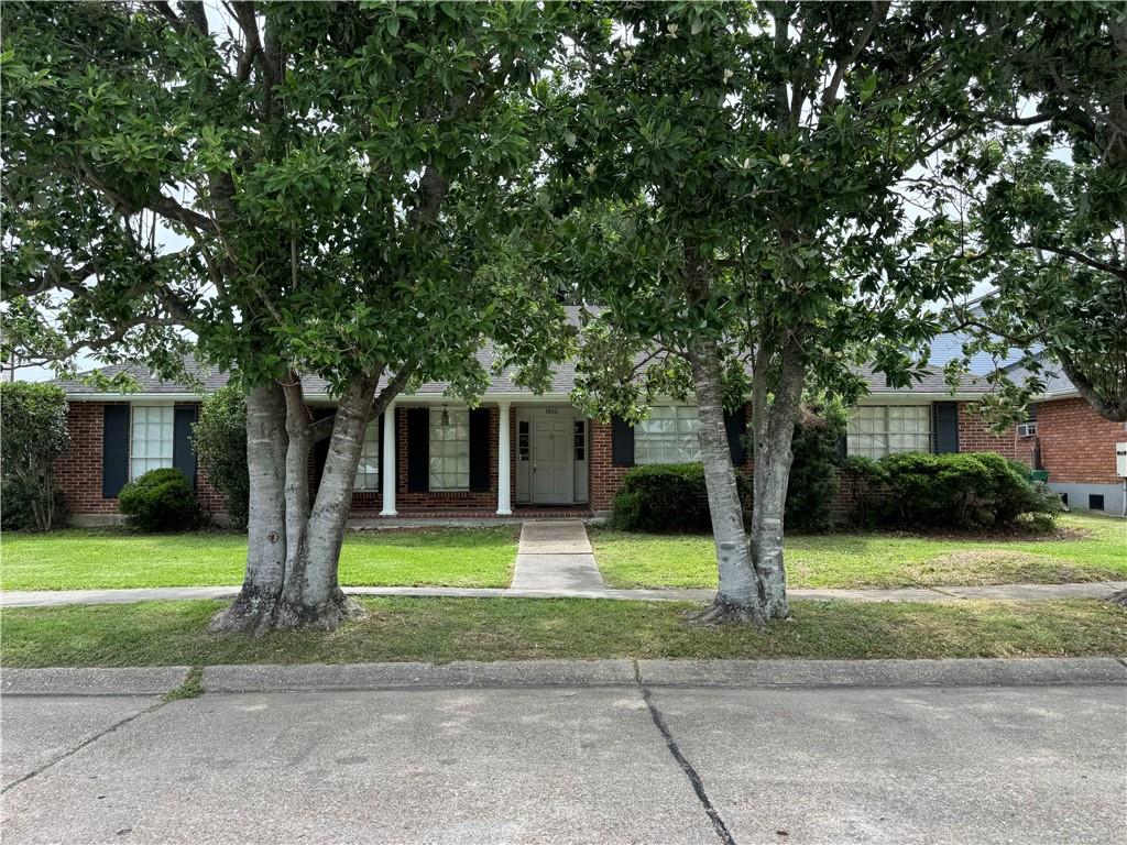 1612 APPLE Street