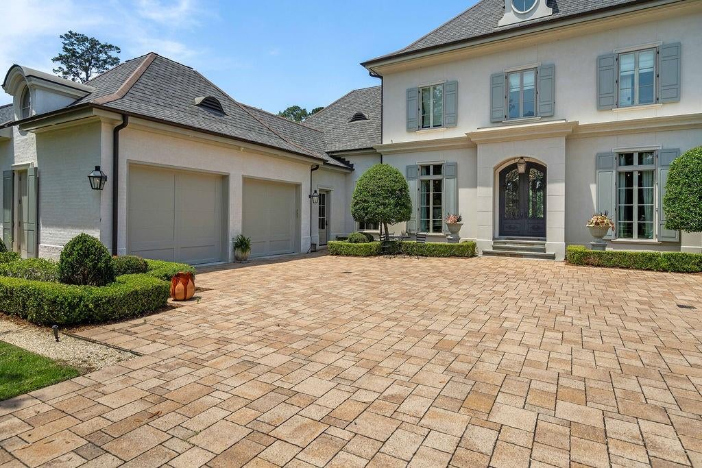 33 RIVERDALE Drive