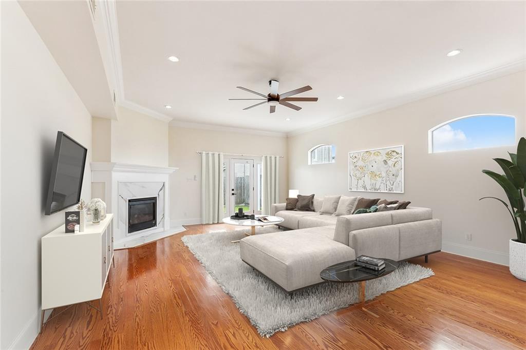 4444 LIGUSTRUM Street