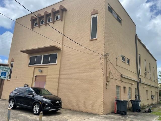 2400 DELACHAISE Street