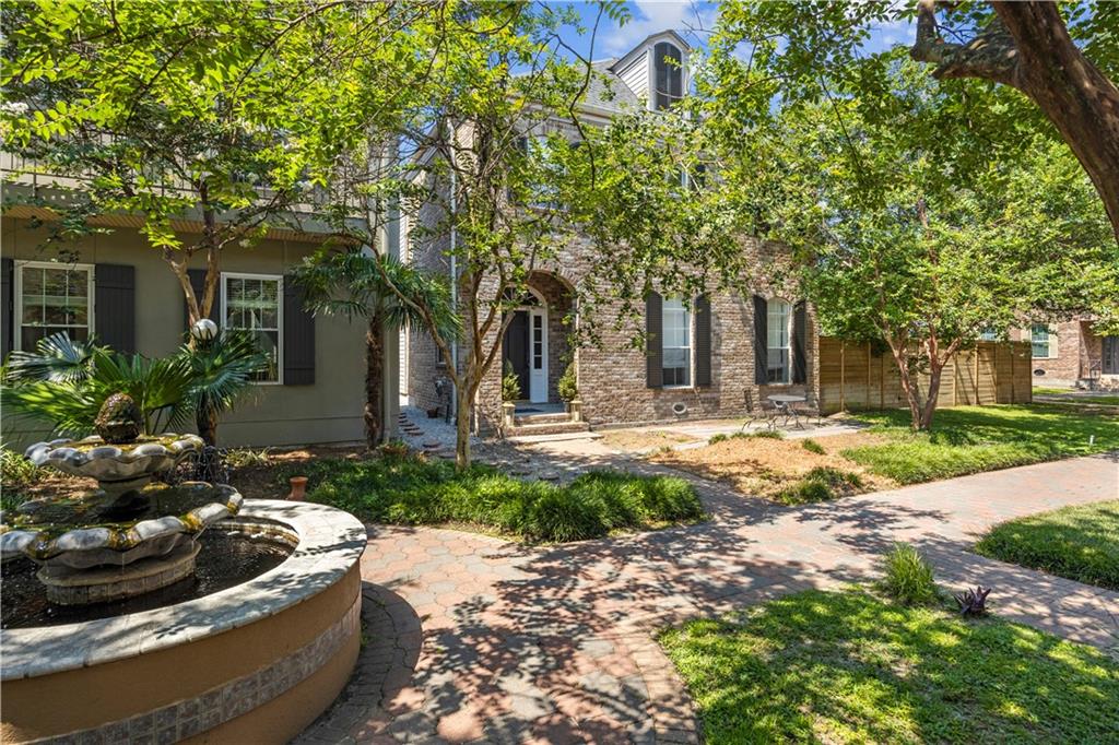 124 W ESPLANADE Avenue