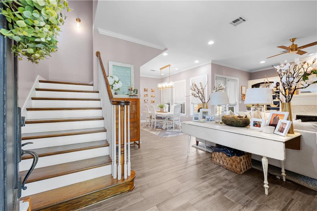 124 W ESPLANADE Avenue