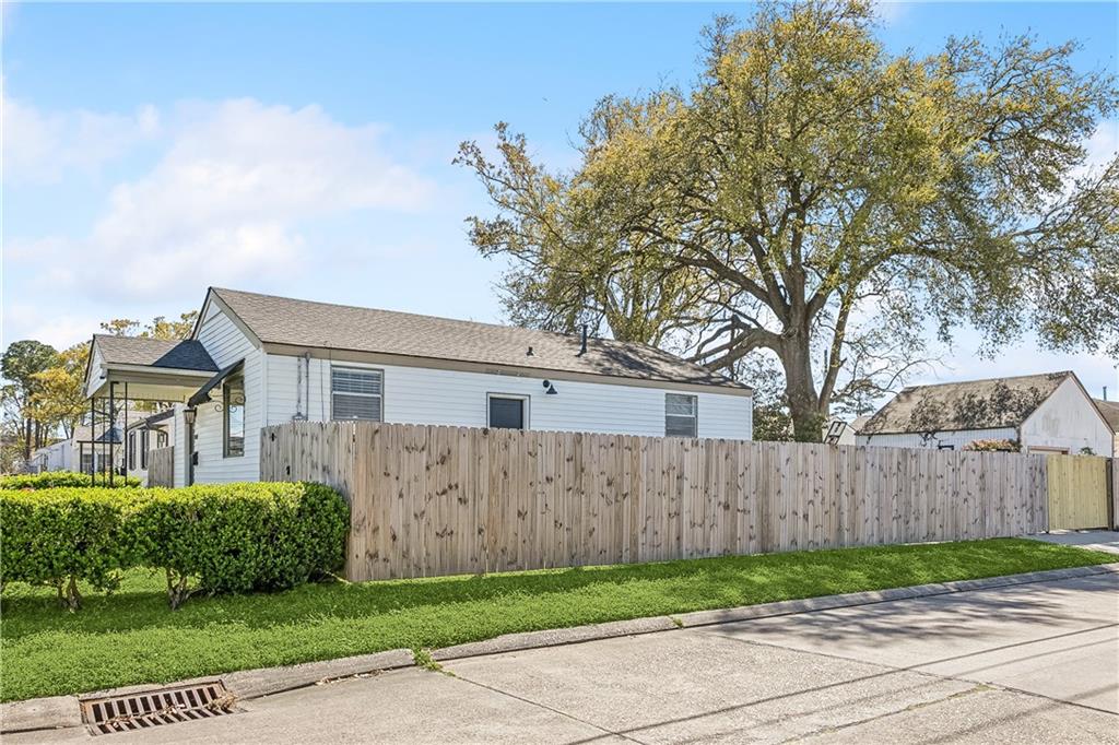 Metairie, Louisiana 70001, United States, 2 Bedrooms Bedrooms, ,1 BathroomBathrooms,Residential,Active,92164