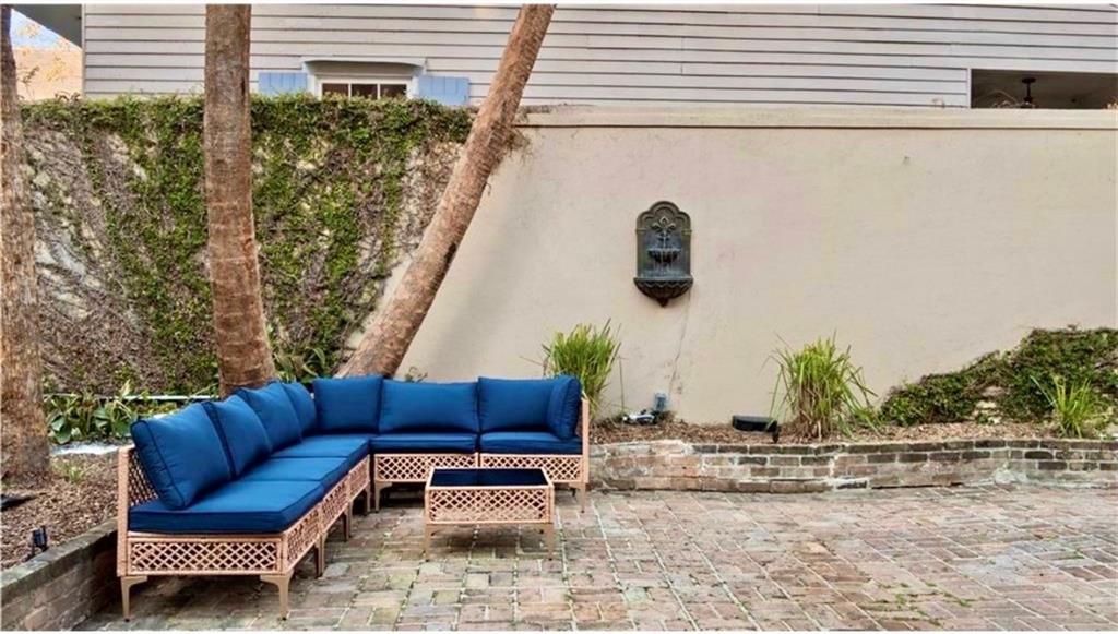 618 DAUPHINE Street 2A