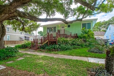 Photo of 2470 PRENTISS Avenue, New Orleans, LA 70122 (MLS # 2553380)