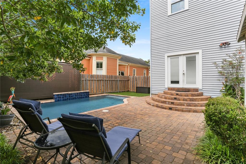 New Orleans, Louisiana 70119, United States, 3 Bedrooms Bedrooms, ,3 BathroomsBathrooms,Residential,Pending,61649