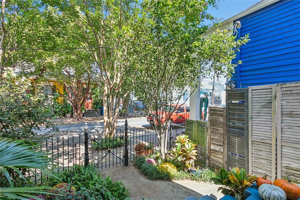 1838 BURGUNDY Street