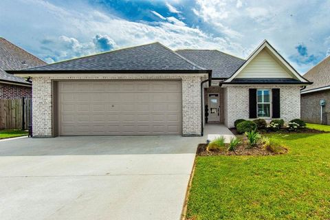 Photo of 200 SUGAR RIDGE Drive, Houma, LA 70360 (MLS # 2554638)
