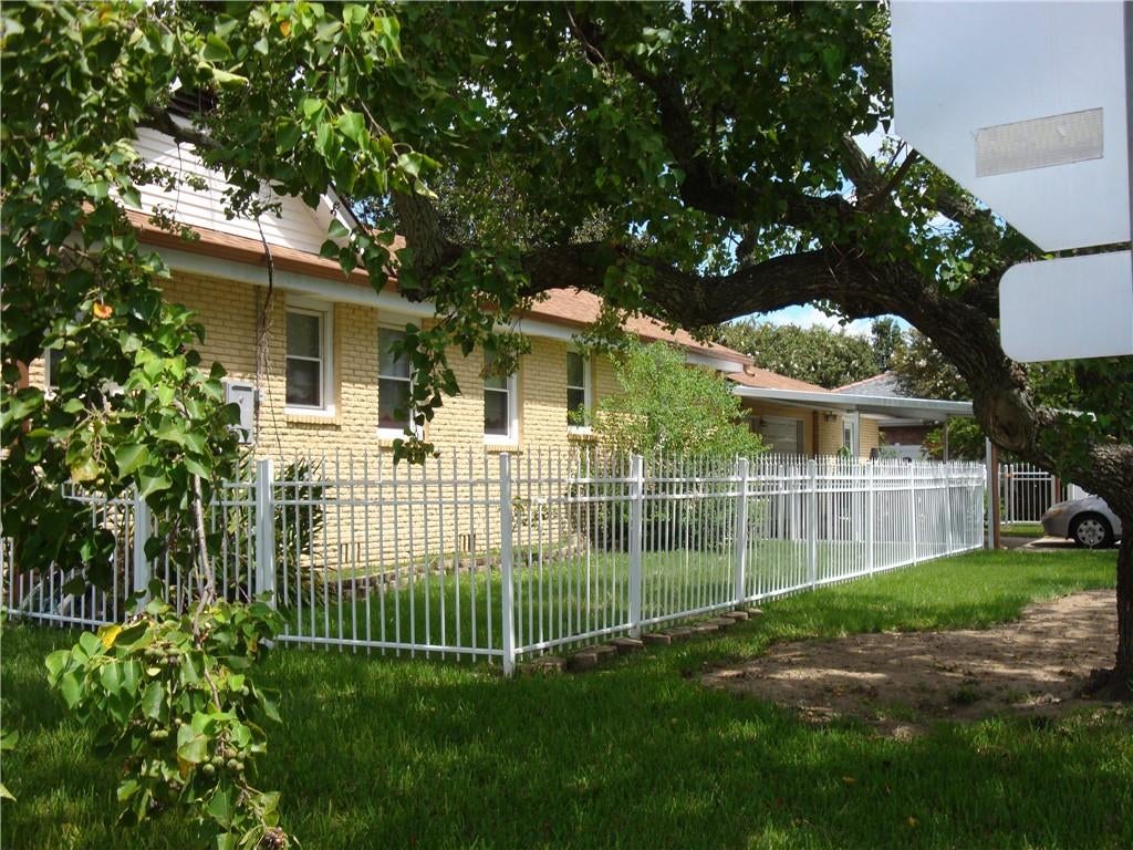801 OAKLAWN Drive