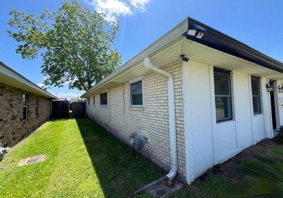 621 FAIRLAWN Drive