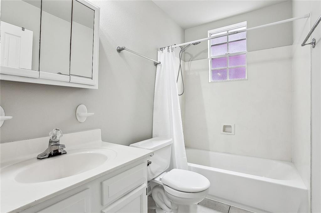 New Orleans, Louisiana 70115, United States, 2 Bedrooms Bedrooms, ,1 BathroomBathrooms,Residential,Pending,104237