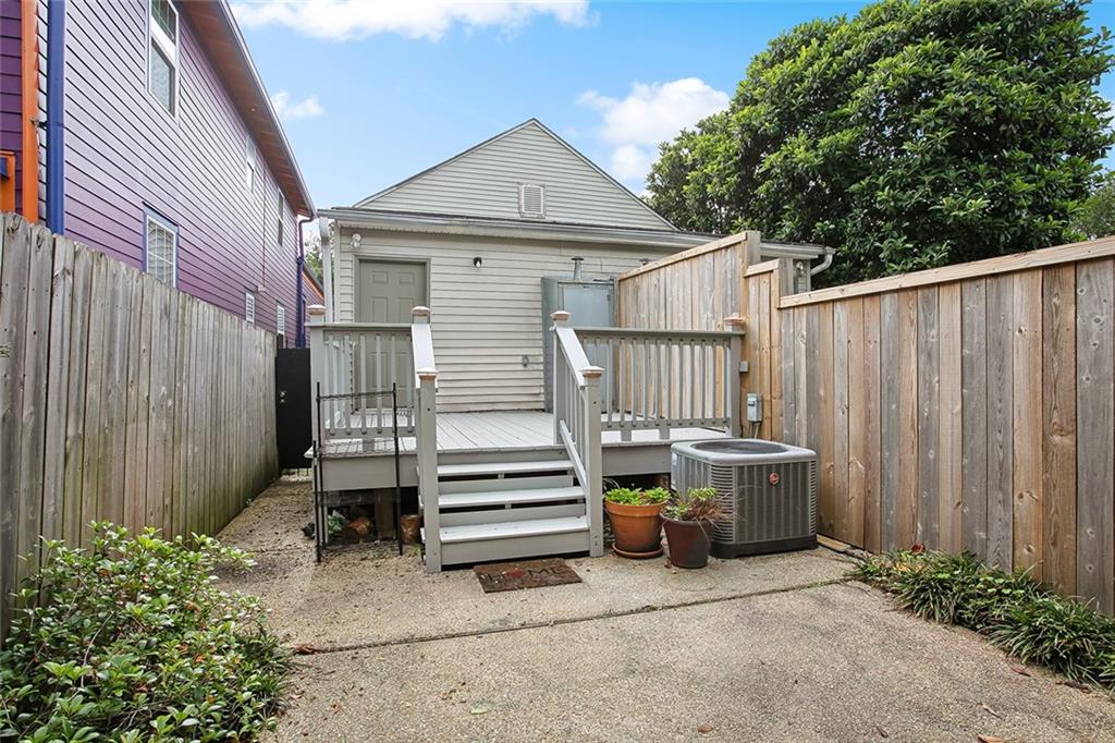 New Orleans, Louisiana 70115, United States, 2 Bedrooms Bedrooms, ,1 BathroomBathrooms,Residential,Pending,104237