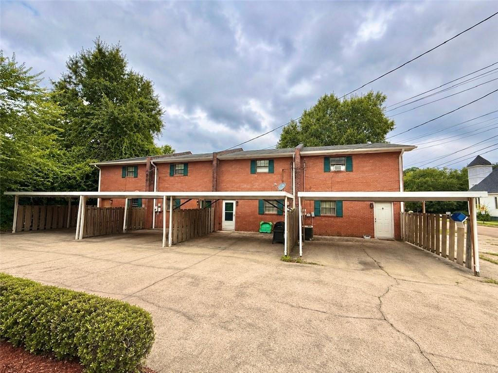 219 W CHICKASAW Street