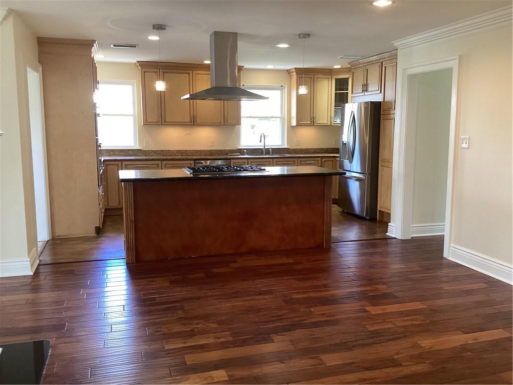 504 ROSELAND Parkway