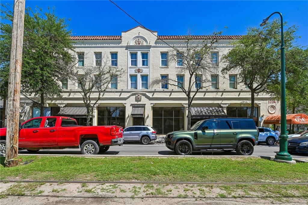 1224 ST CHARLES Avenue 200