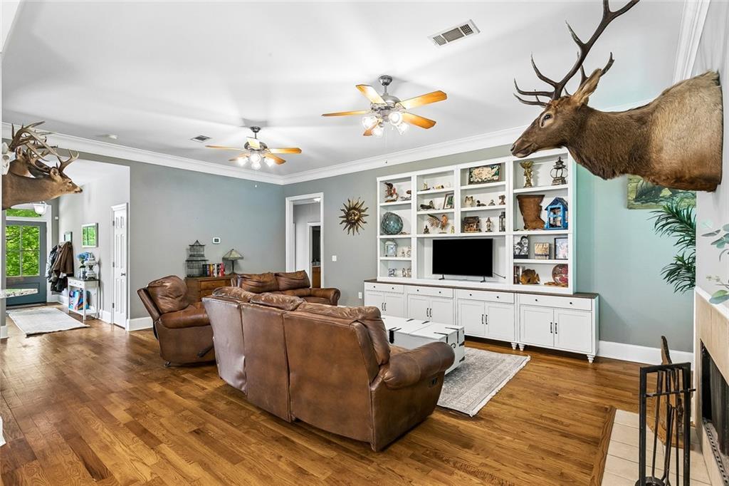 717 WOODRIDGE Boulevard